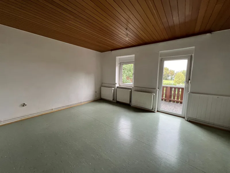 Wohnzimmer mit Balkon (Wohnung 2; OG)