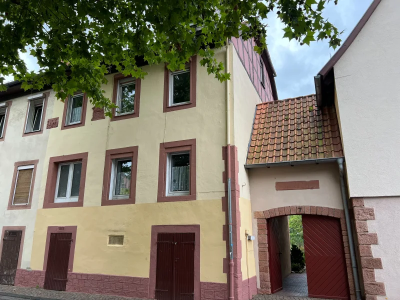 Straßenansicht - Haus kaufen in Gelnhausen - Wohnen in der Nähe der Kinzig - Zweifamilienhaus in zentraler Lage - provisionsfrei -