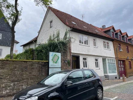 Straßenansicht - Haus kaufen in Bad Soden-Salmünster - Saniertes und sehr gepflegtes Einfamilienhaus in zentraler Lage