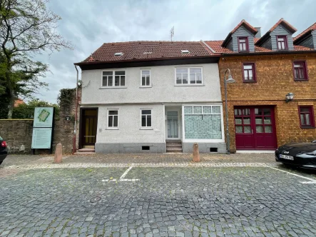 Straßenansicht - Haus kaufen in Bad Soden-Salmünster - Saniertes und sehr gepflegtes Einfamilienhaus in zentraler Lage