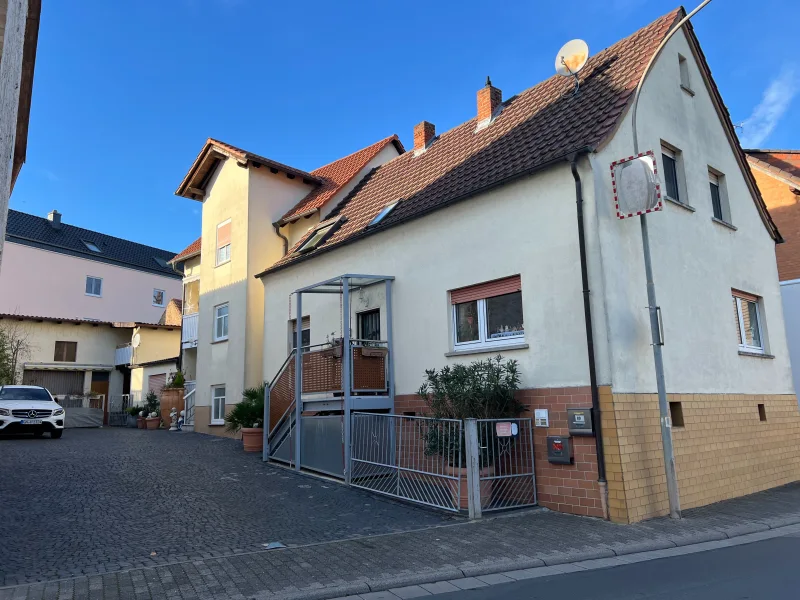 Straßenansicht - Haus kaufen in Freigericht-Altenmittlau - Mehrfamilienhaus mit 3 Wohneinheiten - Interessant für Eigennutzer u. Kapitalanleger)