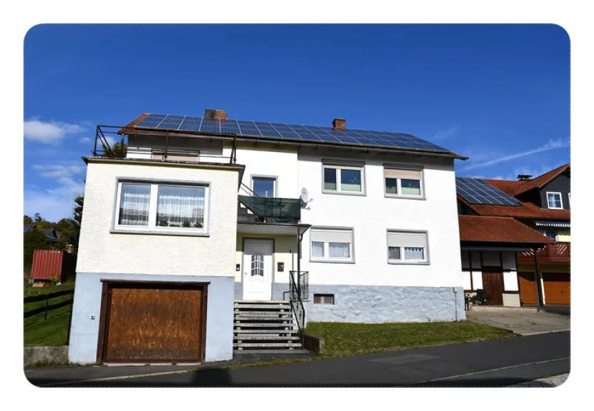 Bild1 - Haus kaufen in Frankenau - Vermietetes 3-Familienhaus mit großem Grundstück und Photovoltaikanlage! 