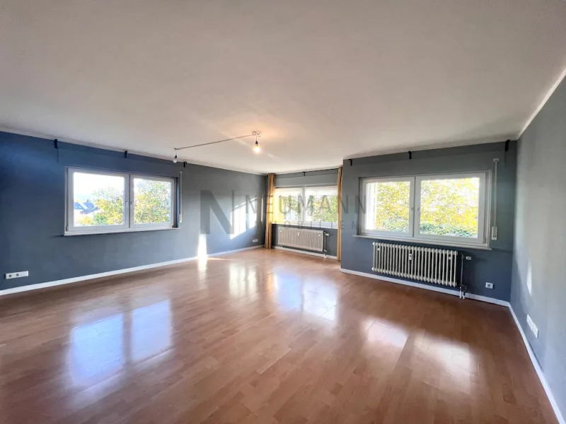 Wohn-Esszimmer - Wohnung kaufen in Mörfelden-Walldorf - Wohn(t)raum in Mörfelden: Modernisierte 4-Zimmer-Wohnung mit Balkon und Pkw-Außenstellplatz