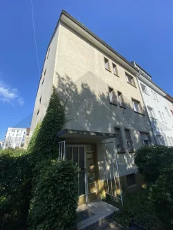 Seitenansicht - Zinshaus/Renditeobjekt kaufen in Frankfurt am Main - BOCKENHEIM NAHE MESSE - leerstehendes 4-FH mit super geschnittenen Whg´n und großem Gartengrundstück