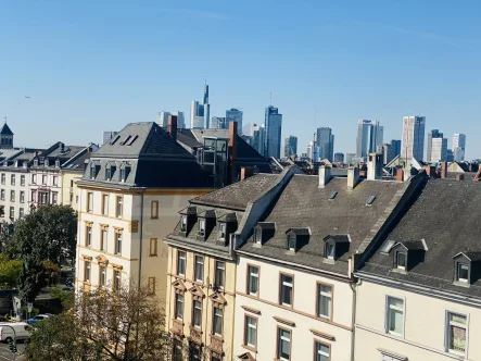 Skylineblick by day - Wohnung kaufen in Frankfurt am Main / Nordend - NORDEND_Sanierter Altbau_Skylineblick-Dachterrasse_4 Bäder uvm..Zwei moderne Maisonette-Wohgn.