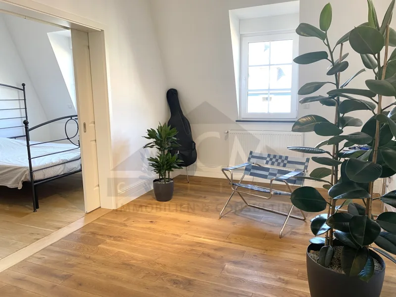 Zimmer 4.OG - Wohnung kaufen in Frankfurt am Main / Nordend - #NORDEND  - Wunderschöne Maisonette-Altbauwhg. mit Skyline-Dachterrasse, Parkett, 2 x Tgl-Bad uvm..