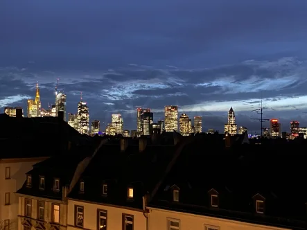 Skyline by night - Wohnung kaufen in Frankfurt am Main / Nordend - #NORDEND  - Neue Altbauwhg.-Skylineblick-Dachterrasse- zur Selbstnutzung oder als nachhaltiges Investment.