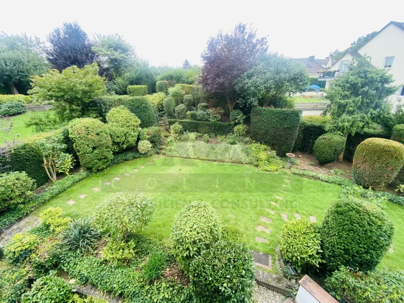 Blick auf Garten vom DG - Haus kaufen in Bad Vilbel (Lehmkaute) - Großzügiges und frei stehendes 2-3 Familienhaus mit wunderschönem Garten in beliebter Wohnlage Bad Vilbels