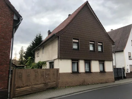 Haus_aussen - Grundstück kaufen in Hanau / Klein-Auheim - Baugrundstück mit Genehmigung für einen Umbau in ein 2-Fam-Haus und Errichtung eines Doppelhauses auf dem schönen hinteren Gartengrundstück.