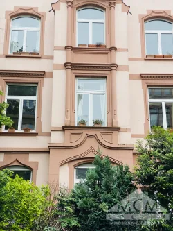 Front - Haus kaufen in Frankfurt am Main - #VERMITTELT# Seltenes Stilaltbaujuwel mit perfekten Grundrissen in top Nordendlage -