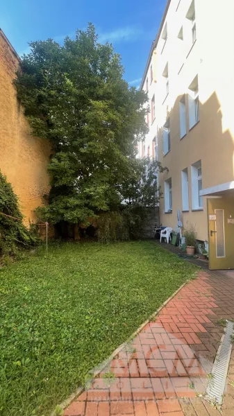 hinterer Garten - Zinshaus/Renditeobjekt kaufen in Frankfurt am Main / Bornheim - Sehr gepflegtes Wohnhaus in F-Bornheim mit 8 Einheiten - Energieskala C -  5 Whgn werden frei übergeben.