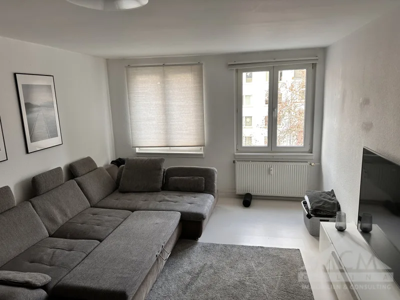 Wohnzimmer - Wohnung mieten in Frankfurt am Main - Gut geschnittene 3-Zimmer-Wohnung mit EBK und sonnigem Balkon