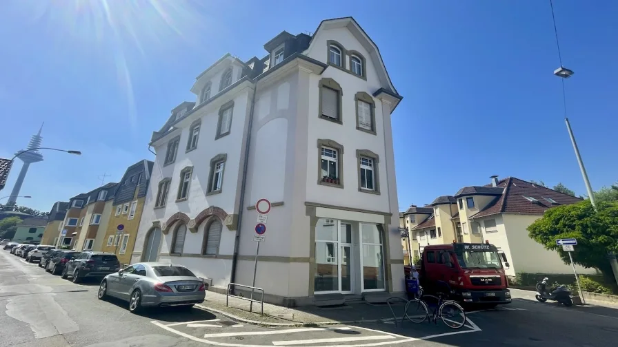 Seitenansicht - Haus kaufen in Frankfurt - METZ IMMOBILIEN - Gelegenheit in Ginnheim!