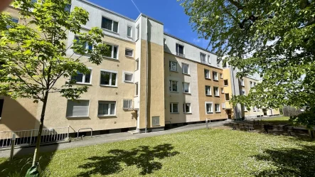 Voederansicht - Wohnung kaufen in Frankfurt am Main - METZ IMMOBILIEN - Gartenliebhaber und Handwerker aufgepasst!