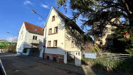 Vorderansicht - Haus mieten in Frankfurt am Main / Ginnheim - METZ IMMOBILIEN- Schmuckstück in Ginnheim!