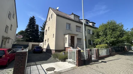 Vorderansicht - Haus kaufen in Frankfurt am Main / Berkersheim - METZ IMMOBILIEN - Gartenfreunde aufgepasst! Familienfreundliches Haus in Berkersheim!