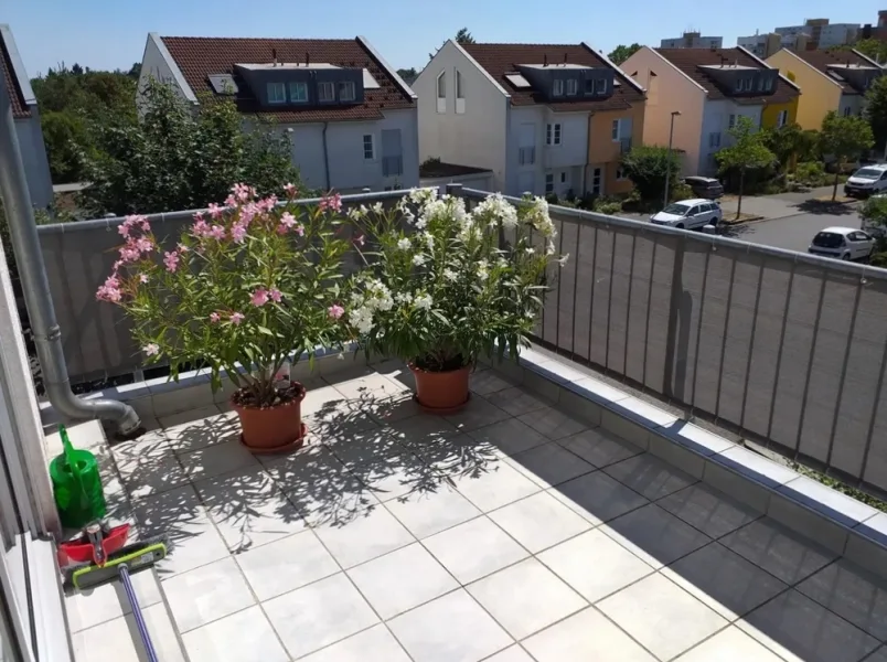 Südwestbalkon mit Platz - Wohnung kaufen in Wiesbaden - TOP-ANGEBOT in Mainz-Kastel! Gepflegte 3 oder 4 Zimmer-ETW (momentan 3 Zimmer) und Südwestbalkon!