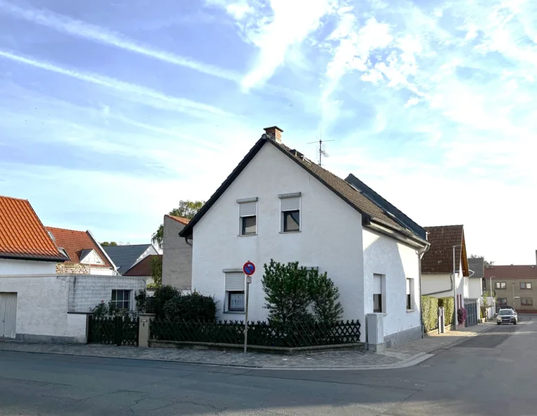 Hausansicht - Haus kaufen in Mainz / Drais - Mz-Drais! Charmantes EFH mit viel Potenzial für IHR neues Zuhause! Garage mit Grube & Sonneninnenhof