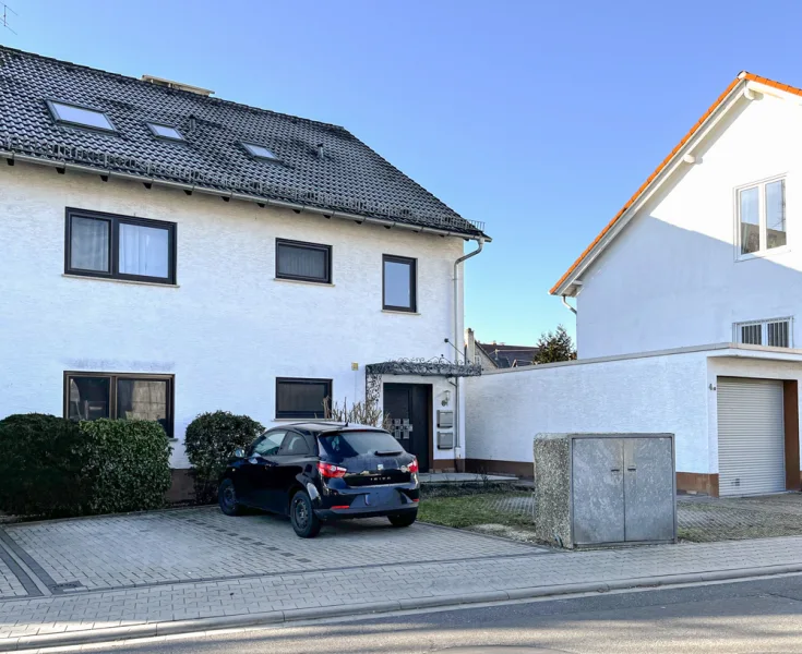 Hausansicht - Haus kaufen in Wiesbaden - Wi-Breckenheim: 3 FH Doppelhaushälfte! Ruhige Lage!  2* 3-ZKB/B + 1*2-ZKB/B! Garage! Modernisiert!
