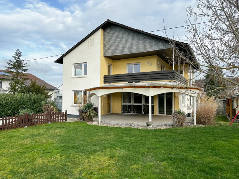 Gartenansicht - Haus kaufen in Gau-Algesheim - Panorama-Immobilie mit Weitblick: Einfamilienhaus in ruhigem Umfeld! Garten, Garage, Pool!