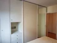 Schlafzimmer mit Einbauschrank