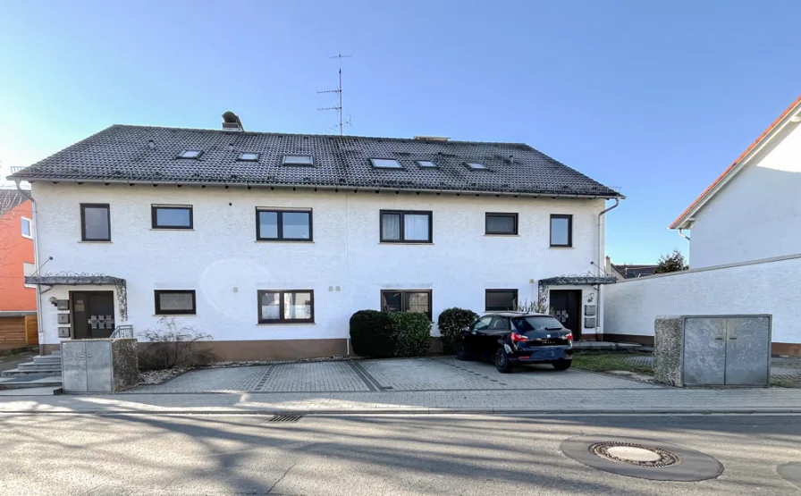 Außenansicht komplett - Haus kaufen in Wiesbaden - Wi-Breckenheim: 6 FH! Ruhige Lage!  4* 3-ZKB/B + 2*2-ZKB/B! Garagen + Stellpl.! Modernisiert!