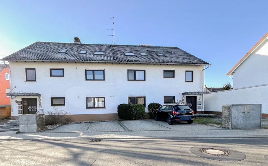 Außenansicht komplett - Haus kaufen in Wiesbaden - Wi-Breckenheim: 3 FH Doppelhaushälfte! Ruhige Lage!  2* 3-ZKB/B + 1*2-ZKB! Garage! Modernisiert!