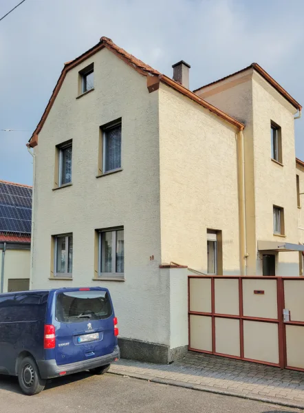 Hausansicht - Haus kaufen in Mainz / Finthen - Rarität! Familienhaus in Mz-Finthen! Viel Charme & Platz für eigene Ideen! Innenhof, Anbau,Scheune..