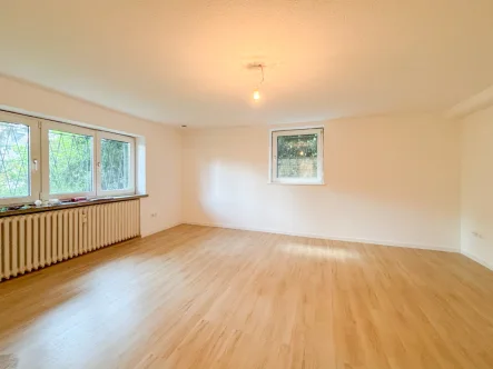 Wohnzimmer  - Wohnung mieten in Wiesbaden / Wiesbaden Nordost - Traumlage Nerotal! Schnuckelige Single-Wohnung! Erstbezug nach Sanierung! Mit Terrasse und Garten!