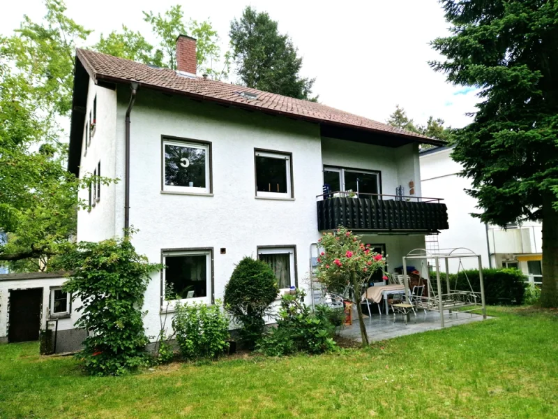 Hausansicht Rück - Haus kaufen in Wiesbaden - WI-Nordost: seitl. Lahnstr. Solide vermietetes MFH am Waldrand! 3 Wohneinheiten! Ruhige Umgebung!