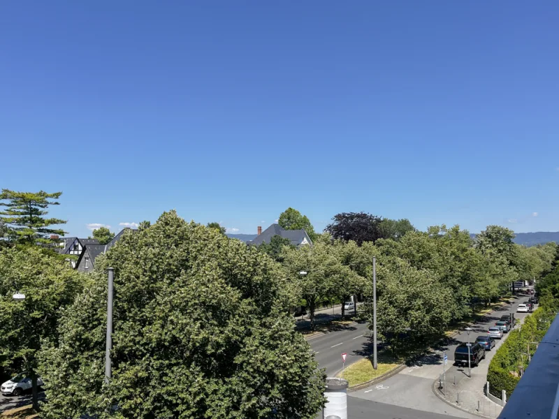 Ausblick - Wohnung kaufen in Wiesbaden - Penthouse-Style auf der Biebricher Allee! Großzügige 3-Zimmer-Wohnung mit Weitblick!