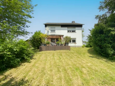 Gartenansicht - Haus kaufen in Heidenrod - Modernisiertes Einfamilienhaus mit grosszügigem Grundstück