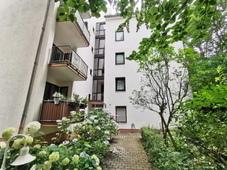 "Eingang" - Wohnung kaufen in Wiesbaden - Wi-Rheingauviertel:  Gepflegte 2 Zimmer Kapitalanlage-Wohnung mit soliden, ordentlichen Mietern!