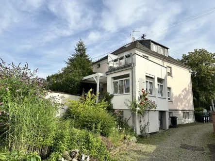 Gartenansicht  - Haus kaufen in Wiesbaden - Wiesbaden Erbenheim: 2-Familien-Villa aus der Gründerzeit mit ca.1000m² Baugrundstück! B-Plan!