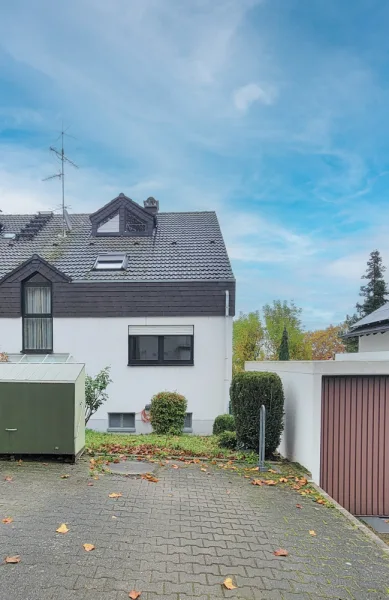 Hausansicht  - Wohnung kaufen in Mainz - Maisonette-Whg. in MZ-Laubenheim: Garten, Balkon, zwei Stellplätze, zwei Bäder! Ruhig & freigestellt