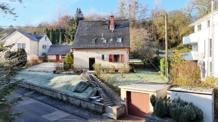 Hausansicht - Haus kaufen in Wiesbaden - Wiesbaden Sonnengrundstück im Goldsteintal Ein- Zweifamilienhaus in bester Nachbarschaft ERBPACHT