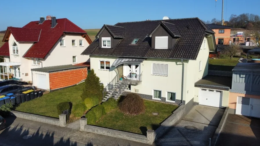 Blick auf das Anwesen - Haus kaufen in Kirtorf - WERTIGES UND GEPFLEGTES 3-FAMILIENHAUS IN EXPONIERTER LAGE! KEINE KÄUFERPROVISION!