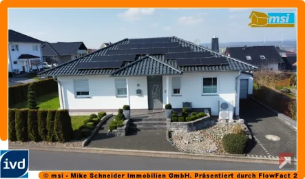 Außenansicht - Haus kaufen in Schwalmstadt - DER EXTRA-BUNGALOW! KEINE KÄUFERPROVISION!