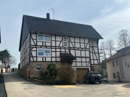 Hausansicht - Haus kaufen in Antrifttal - WARUM MIETEN? EINFACH WOHNEN! KEINE KÄUFERPROVISION!