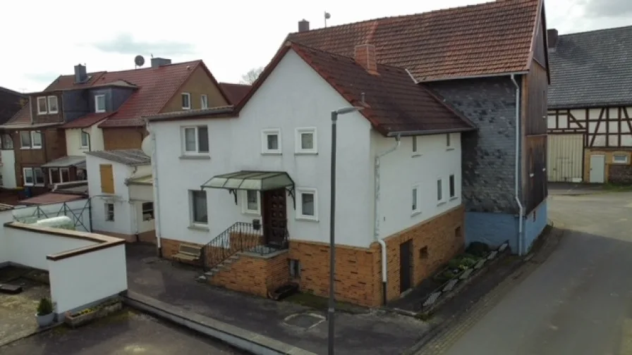 Vorderansicht - Haus kaufen in Alsfeld - KLEIN, FEIN, MEIN! KEINE KÄUFERPROVISION!