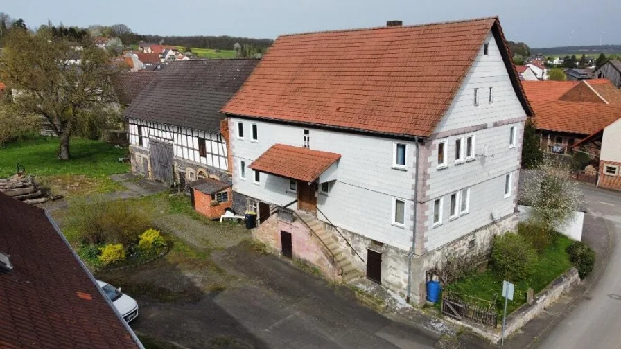 Blick auf den Hof - Haus kaufen in Alsfeld - HISTORISCHES HOFANWESEN ZUM VERWIRKLICHEN! KEINE KÄUFEPROVISION!