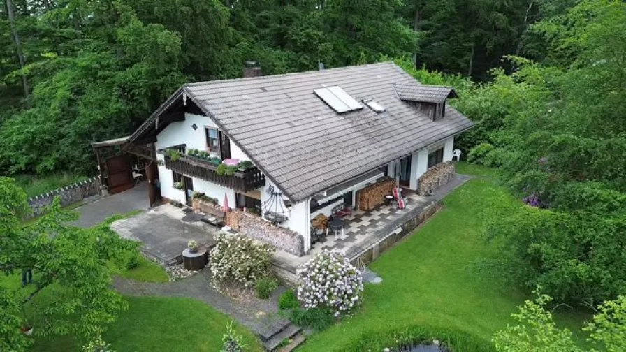 Außenansicht - Haus kaufen in Stadtallendorf - IDYLLISCHES HAUS AM WALDRAND! KEINE KÄUFERPROVISION!