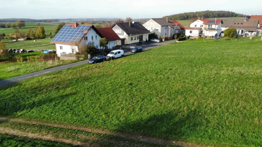 Blick auf das Grundstück - Grundstück kaufen in Romrod - DAS BAUGRUNDSTÜCK FÜR IHREN WOHNTRAUM! KEINE KÄUFERPROVISION!