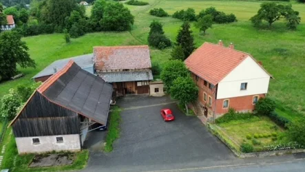 Luftbild - Haus kaufen in Gilserberg - HISTORISCHER HOF MIT VIEL GRÜN! KEINE KÄUFERPROVISION!