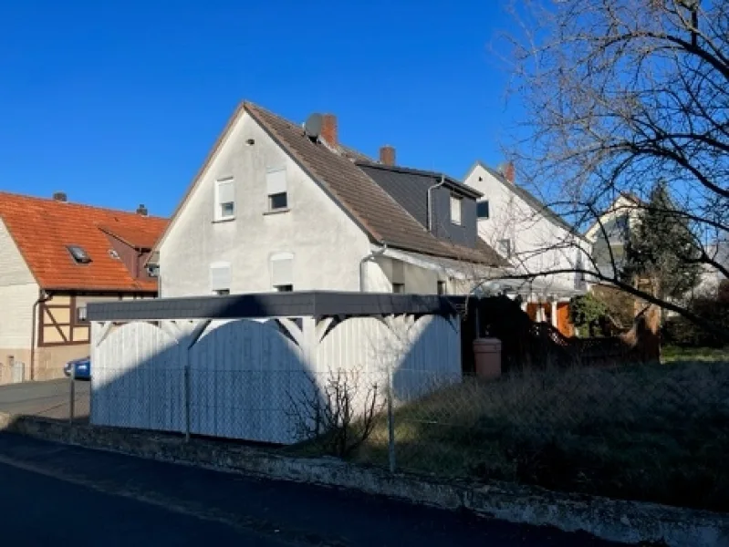 Straßenansicht - Haus kaufen in Schwalmstadt - FAMILIENHEIM MIT KURZEN WEGEN! KEINE KÄUFERPROVISION!