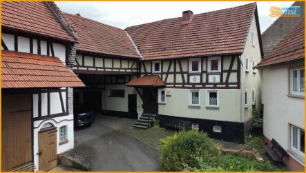 Außenansicht - Haus kaufen in Mücke - KOMPAKTES FACHWERKHAUS MIT NEBENGEBÄUDE! KEINE KÄUFERPROVISION!