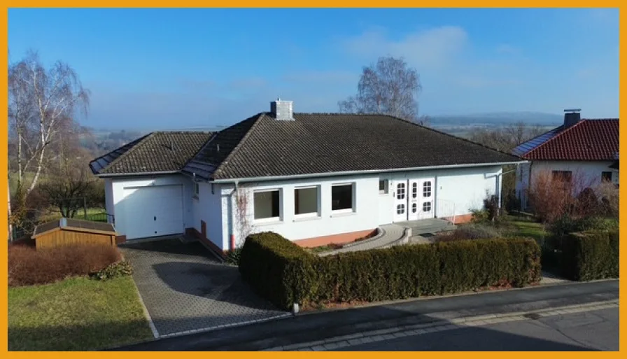 Blick auf das Haus - Haus kaufen in Alsfeld - DER BUNGALOW AM STADTRAND!KEINE KÄUFERPROVISION!