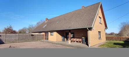 Überdachte Terrasse hinten - Haus kaufen in Bockhorst - Sehr geräumiges Zweifamilienhaus in ländlicher Lage!!