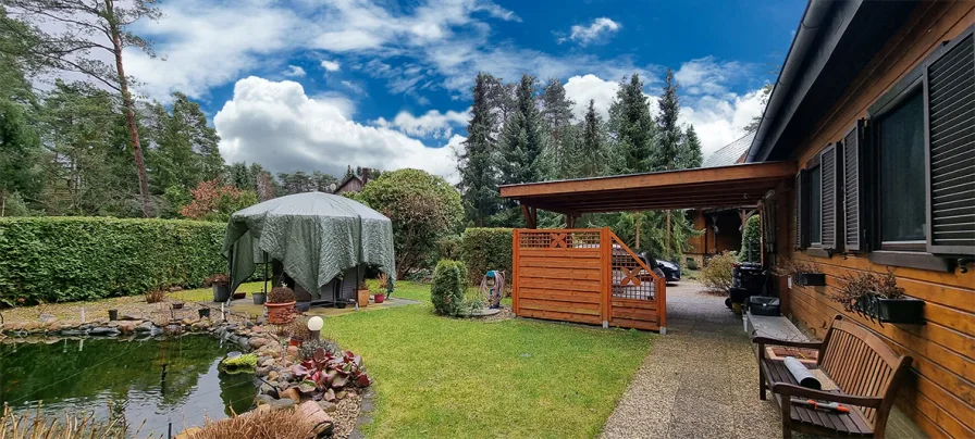 Blick in den Garten mit Teich und Pavillon