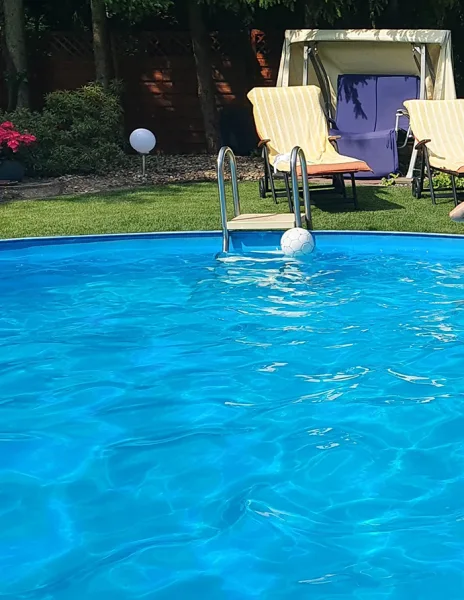 Im Sommer lockt der Swimmingpool